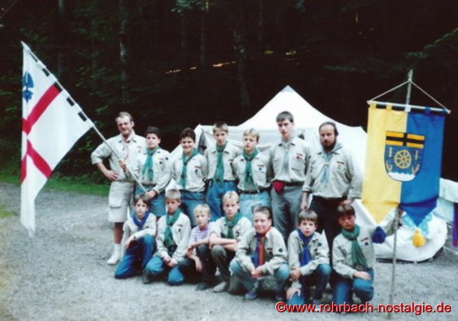 1990 Sommerlager in Welschensteinach im Kinzigtal. Hintere Reihe von links: Artur Scherer - Markus Wagner - Carsten Lutz - Christian Steinhilb - Jens Ruschmaritsch - Michael Staut - Michael Latz. Vordere Reihe von links: Thomas Staut - Nico Borner - Michael Henne - Carsten Unbehend - Jacques Wolf - Stefan Engstler - Alexander Wittmann