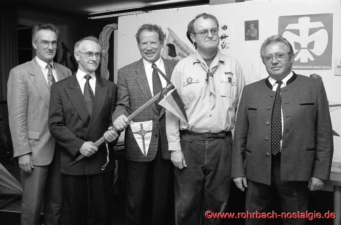 1993 - 45 jähriges Bestehen der St. Georgspfadfinder Rohrbach. Der erste Stammesführer der Pfadfinder Werner Michaeli (Bildmitte) zeigt den ehemaligen Stammesführern den Eispickel, mit dem er 1956 als Rohrbacher Pfadfinder zusammen mit Toni Haselmaier, das Matterhorn bestieg. Auf dem Foto von links: Heribert Haselmaier, Toni Haselmaier, Werner Michaeli, Artur Scherer und Peter Jacob