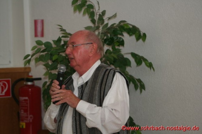 Kurt Wachall, Vorsitzender der Rohrbacher Heimatfreunde, begrüßt die Gäste
