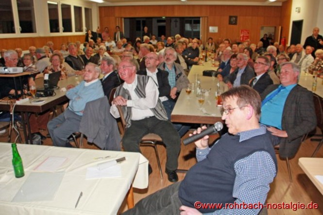 Aufmerksame Zuhörer bei den Ausführungen von Karl Abel