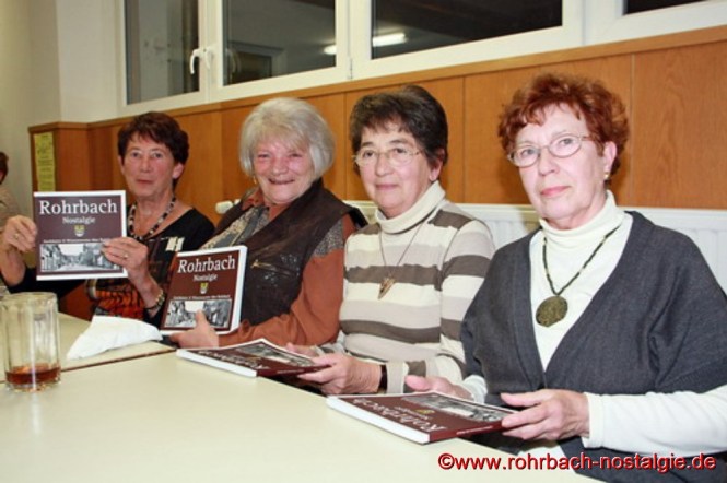 Vier glückliche Besitzerinnen des neuen Heimatbuches