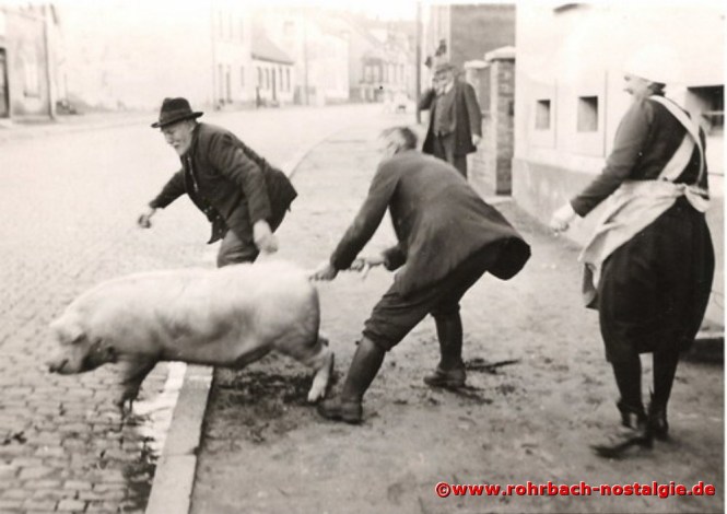 Um 1951 Wutzejagd im Ewwerdorf (von links: mit Hut Jakob Jacob - Doppeljäb, Johann Roschlock, Elisabeth Theodor und hinten Joseph Würtz)