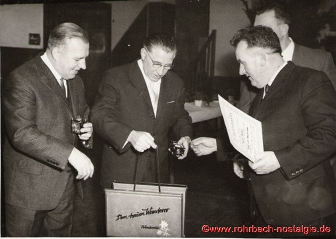 Winterfest 1966 – Ehrung von verdienten Wanderern durch den ersten Vorsitzenden Kurt Braun (rechts im Bild)