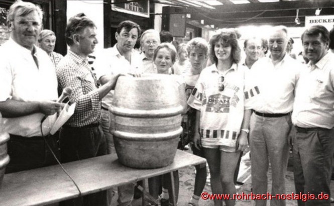 1987 beim Hüttenfest - Vorsitzender Hermann Schuler (links im Bild) ehrt die siegreiche Mannschaft des Pfälzerwaldvereins bei der Quizwanderung