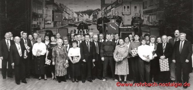 Winterfest 1991 - Ehrungen durch den ersten Vorsitzenden Hermann Schuler (rechts im Bild)