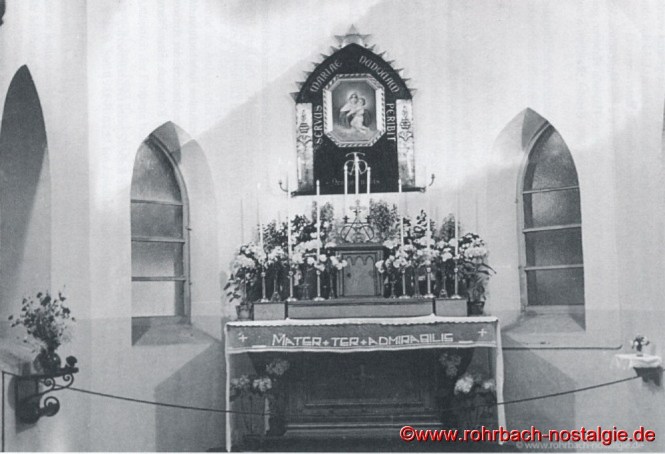 1936 Das vom Rohrbacher Künstler Hans Neu geschaffene Bild der "Dreimal wunderbaren Mutter" wird an Mariä Himmelfahrt von Pfarrer Karl Holz eingeweiht.