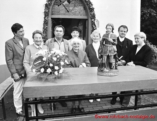 2001 Anlässlich des 100-jährigen Bestehens der Geistkircher Kapelle trafen sich Nachkommen des Erbauers Andreas Wirtz mit kirchlichen Vertretern der katholischen Pfarrgemeinde Rohrbach. Auf dem Foto zweite von links Cilly Braunberger (Jüngste Tochter des Ehepaares Wirtz), Dritter von links Hans Becker (Mitglied des Pfarrgemeinderates), vorne in der Bildmitte Klothilde Haselmaier, die sich große Verdienste um die Kapelle erworben hat. Ganz rechts im Foto Rita Jacob, Vorsitzende des Rohrbacher Marienvereins, daneben der Rohrbacher Pfarrer Marcyn Brylka.