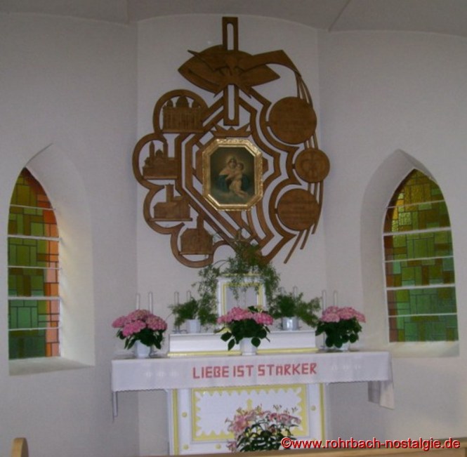 1986 Die neue Einrahmung des Altarbildes von Robert Berrang