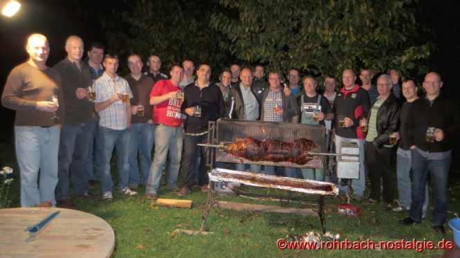 2013 Auch das Gesellige kommt nicht zu kurz, wie hier beim Spanferkelfest