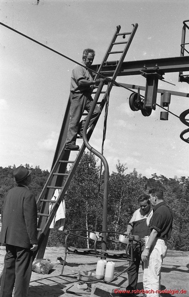 Die Sessel werden getestet. Auf der Leiter Eduard Schiel. Unten von links: Karl Michaeli, Gemeindearbeiter Bodo Gerle und August Herber