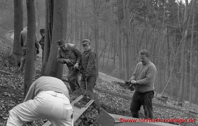 Gustav Hussong, Theo Scholl und Helmut Brass beim Zusammenbauen der Tragstützen