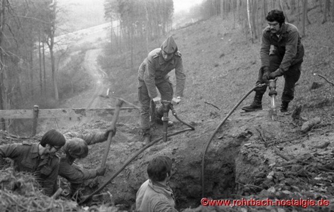 Soldaten der Patenkompanie Zweibrücken beim Ausheben der Fundamente für die Tragstützen