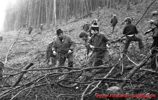 Viele fleißige Helfer beim Aufräumen der Trasse