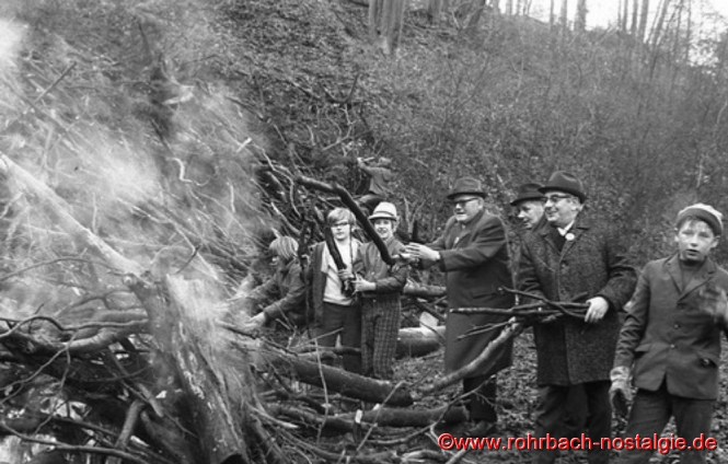 Auch die Rentner Andreas Gehring, Guido Wagner und Paul Dohr helfen fleißig mit