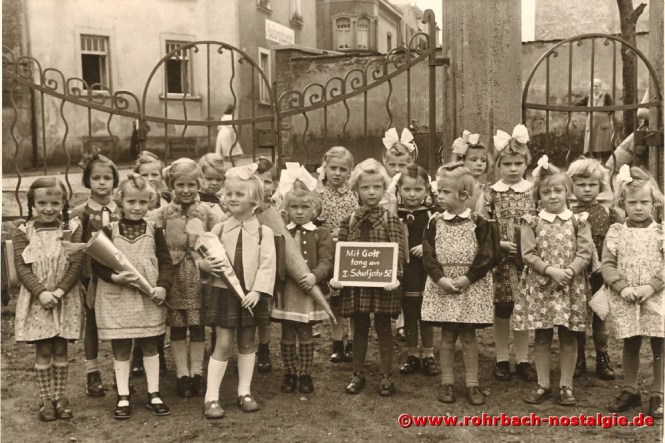 1952 – Die Mädchen des Jahrganges 1946 bei der Einschulung im Hof der Wiesentalschule. Unsere Aufnahme zeigt von links: Hanni Rebmann – Anni Schwarz – Veronika Staut – Helga Hussong – Lieselotte Abel – Karin Kunz – Gisela Haase – Edith Stoltz – Marliese Becker – Ursula Krämer - Jutta Oberhauser - Anneliese Klam - Marieluise Gehring - Gudrun Weiser - Herta Fickinger - Karin Teitz - Marliese Neff - Monika Sammel