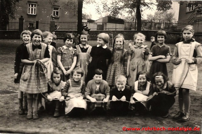 1955 Die Mädchen des Jahrganges 1946 im Schulhof der Denkmalschule