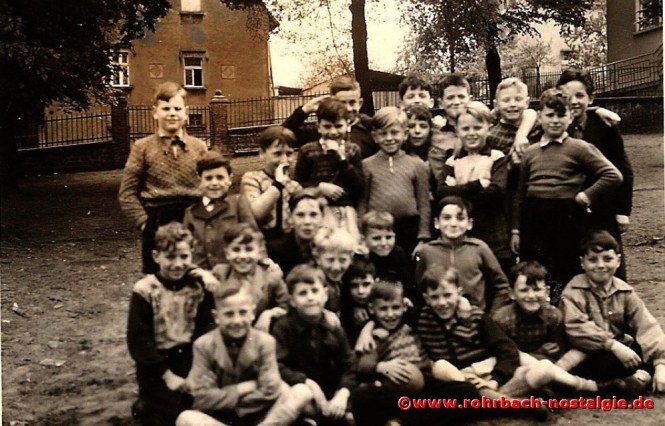 1955 Die Buben des Jahrganges 1946 auf dem Schulhof der Denkmalschule
