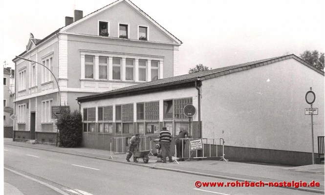 Ein markantes Bauwerk der Schlawerie ist das 1880 eingeweihte Wiesentalschulhaus. Daneben der Bauhof. Er wird 1990 abgerissen.