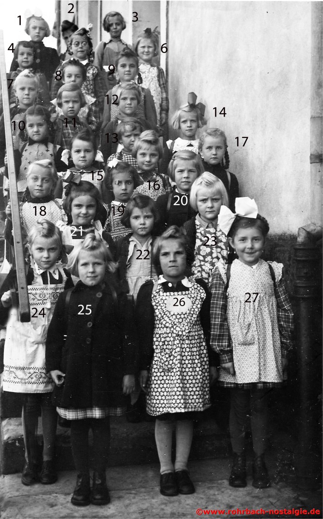 1951 Die Mädchen des Geburtsjahrganges 1945 bei der Einschulung 1 Anna Rita Bertzel - 2 Unbekannt - 3 Isolde Huy - 4 Elke Fickinger - 5 Marliese Zeiger - 6 Erika Höring - 7 Monika Werle - 8 Runhilde Hanser - 9 Ulrike Würtz - 10 Gisela Stein - 11 Helga Braun - 12 Gertrud Stuppi - 13 Senta Gawor - 14 Gabriele Gehring - 15 Gertrud Schwarz - 16 Christel Hauck - 17 Etelka Hussong - 18 Anita Abel - 19 Anita Schulz - 20 Marliese Hölzer - 21 Monika Knauer - 22 Rosel Grell - 23 Erika Kessler - 24 Annnerose Wittmann - 25 Roswitha Schmelzer - 26 Brigitte Drescher - 27 Anita Wirth