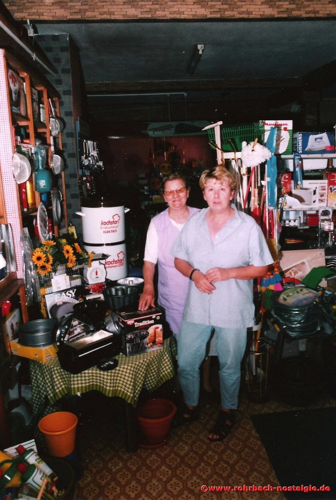 Frau Therese Stolz, eine Frau für alle Fälle, mit Ihrer Tochter Annelie in Ihrem Eisenwarengeschäft