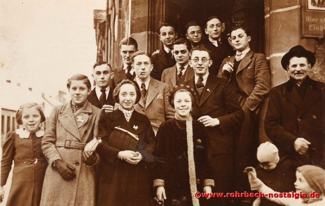 Um 1938 Männer und Frauen aus der Schlawerie auf der Treppe vor Rohe's Wirtschaft
