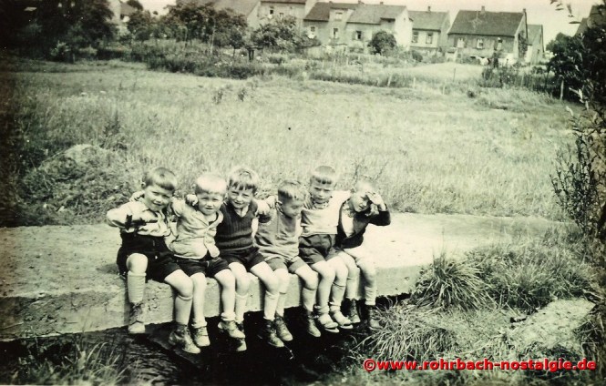 Um 1939 Buben aus der Schlawerie am Rohrbach. Von links: Günter und Heinz Jung, Helmut Mann, Horst Oberhauser, Karlheinz Theodor und Walter Neff. Im Hintergrund die Häuser der Schlawerie