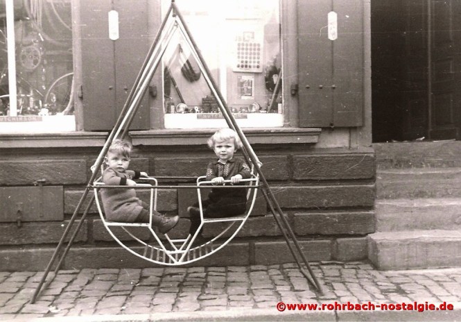 Um 1951 Josef Pfeifer und Roland Wind vor dem Fahrradgeschäft Valentin Theodor
