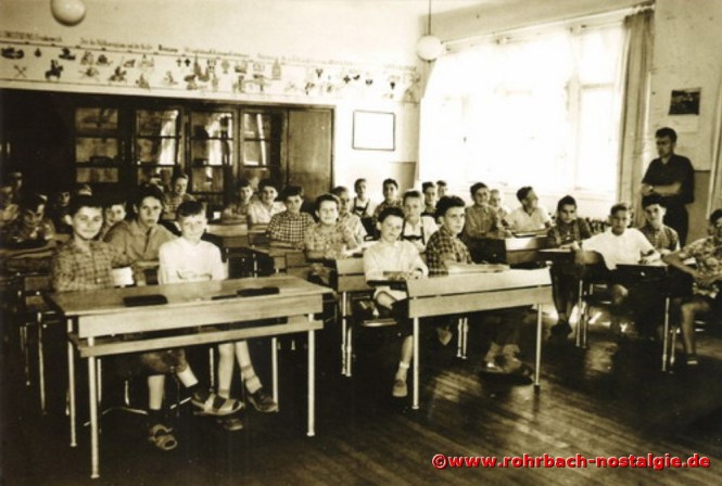 Um 1960 Lehrer Richard Spang mit Schüöern der Jahrgänge 1946 und 1947