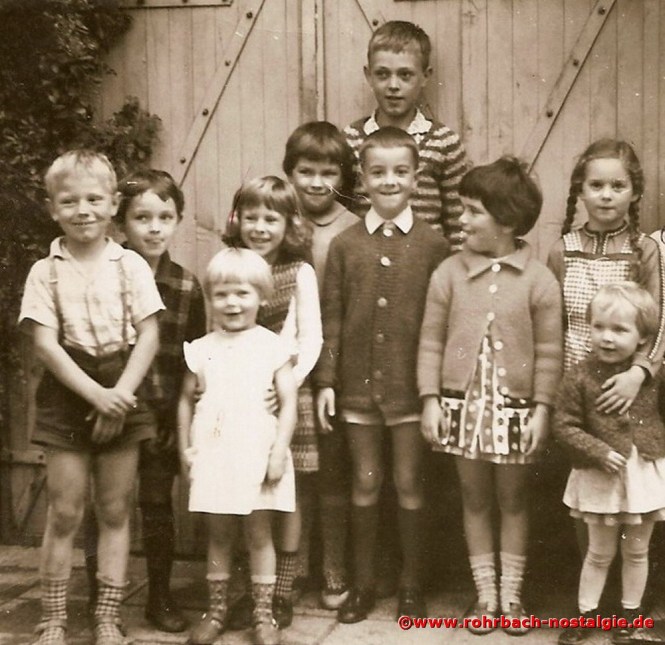 Um 1964 Kinder der Schlawerie. Der große Junge hinten ist Rudi Lenhard, seit 1982 wohnhaft in Australien