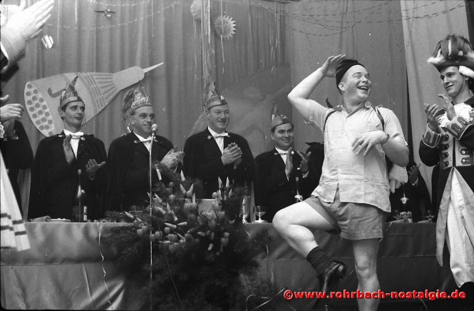 1966 Der Elferrat Gisbert Magenreuter, Günter Thalheimer, Alfons Charrois und Manfred Barth verabschieden den St. Ingberter Büttenredner Walter Rebmann