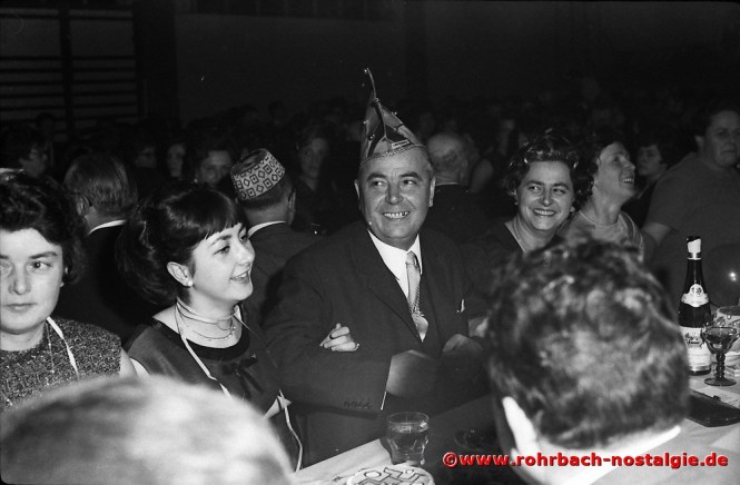 1968 Ministerpräsident Franz Josef Röder beim Schunkeln
