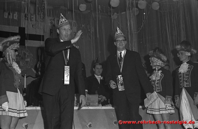 1968 Die Frohsinnskrätzjer mit ihrem Solosänger Gerd Mohr und ihrem jungen Dirigenten Norbert Feibel (rechts im Bild) werden nach ihrem Auftritt verabschiedet