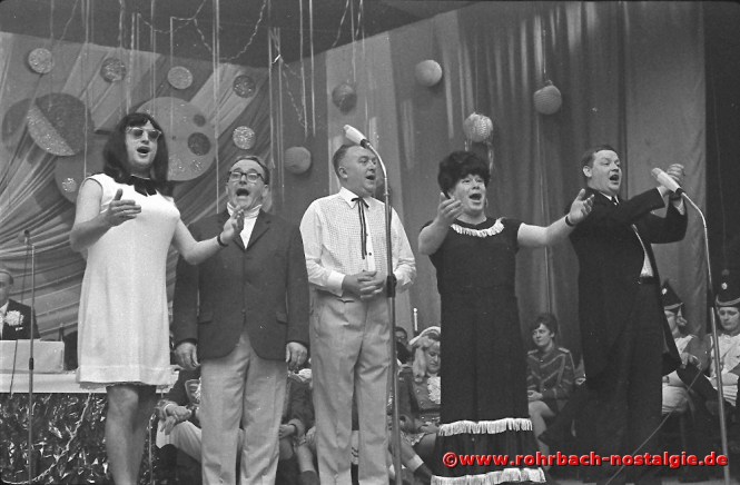 1969 Die Sänger Heinz Karmann, Friedel Metz, Karl Kremerskothen, Walter Rebmann und Willi Becker von den "Frohsinnskrätzjern" des MGV Frohsinn St. Ingbert sorgen für Stimmung