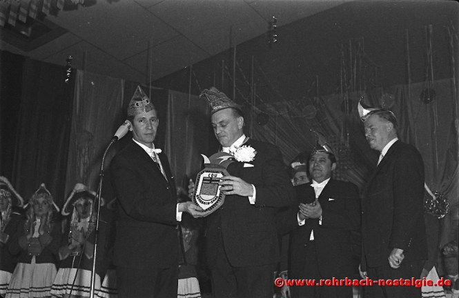 1969 Julius Pfeifer verabschiedet den Vorsitzenden der Rohrbacher CDU Günter Thalheimer, den es beruflich nach Frankfurt zieht. Daneben Heinz Wadle und Karl Merz