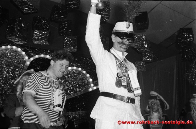 1970 Das St. Ingberter Original "De Senkel" führt den Büttenredner Karl Jung aus der Bütt