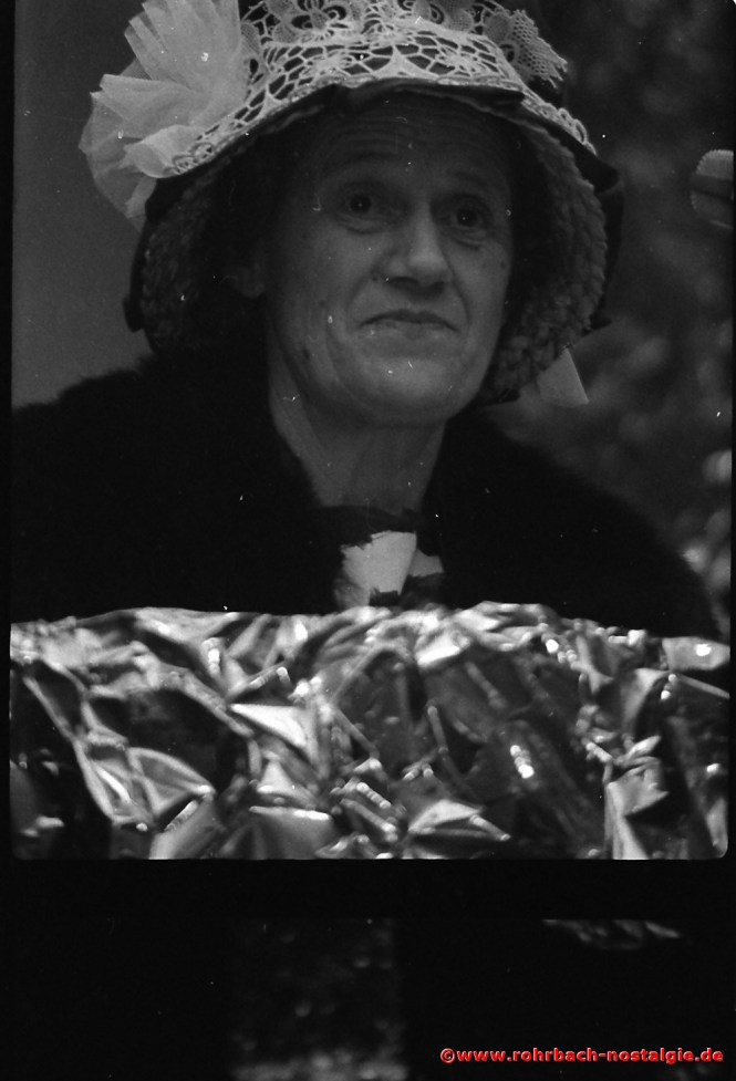 1970 Lachsalven feuert das "Saarbrücker Lappmaul" Alwine Schilz ab