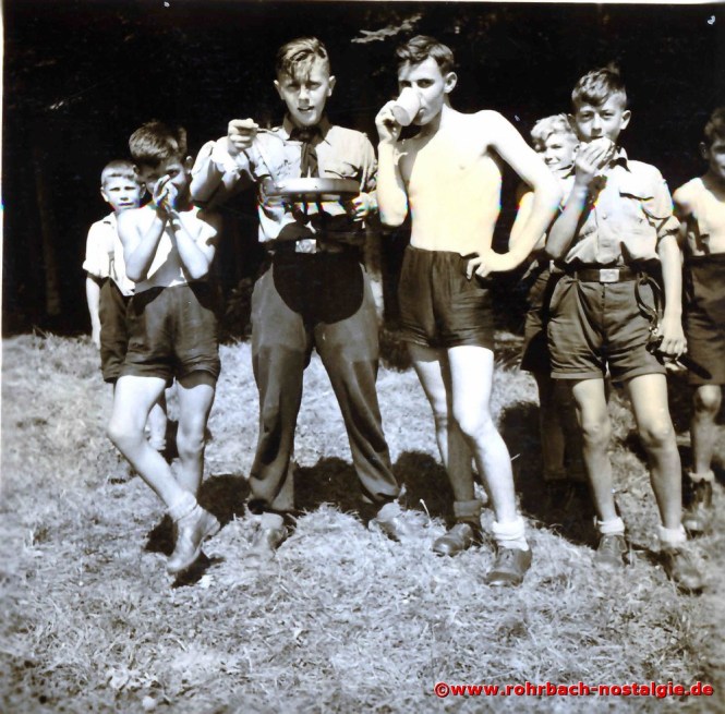 Verpflegung im Gelände (mit Tasse Alfons Kleber)