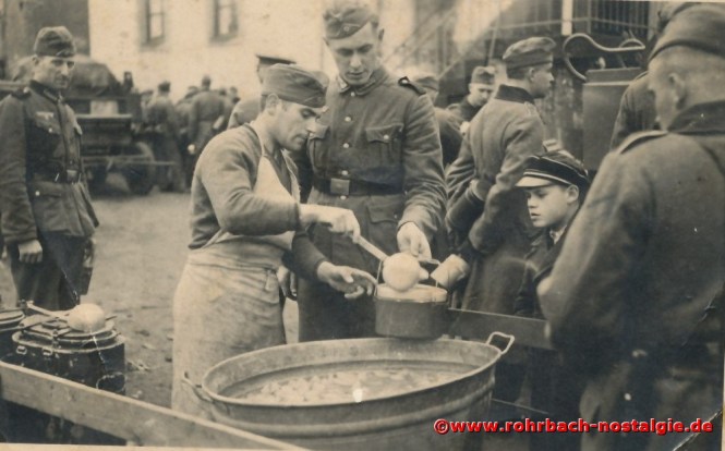 1940 Feldküche im Hof der Wiesentalschule für die vom Frankreichfeldzug zurückgekehrten Soldaten. Rechts im Bild der kleine Junge ist Franz Schegerer aus der Bahnhofsstraße