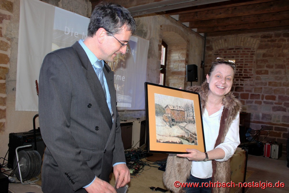 Die rohrbacher Heimatfreunde bringen als Gastgeschenk für das Ehepaar Dr. Meiser und Dr. Telus ein Gemälde der Rohrbacher Mühle mit