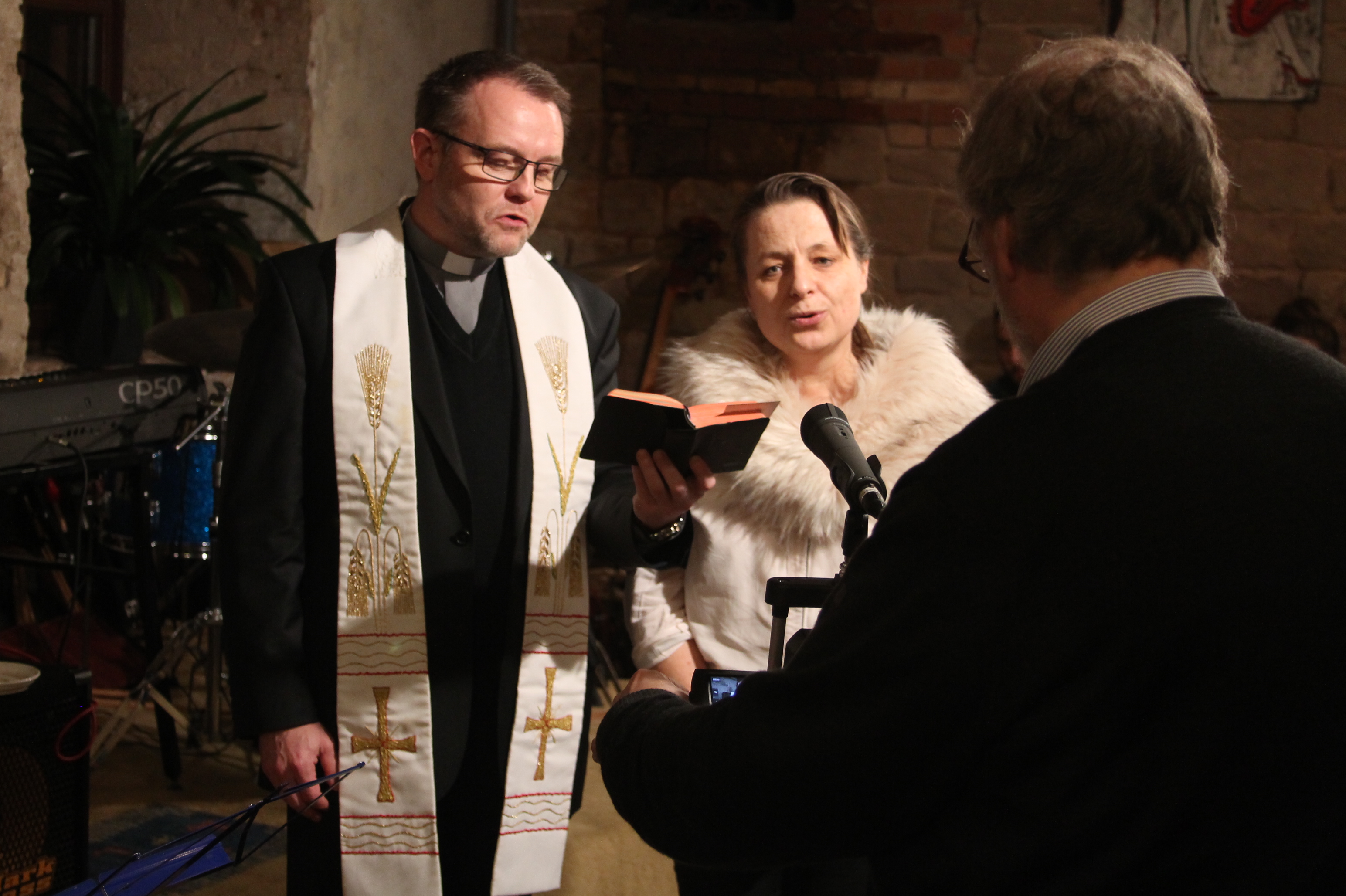 Marcyn Brylka, polnischer Pfarrer der katholischen Pfarrei St. Martin in rohrbach segnet dias neue Zuhause von Frau Dr. Magdalena Telus