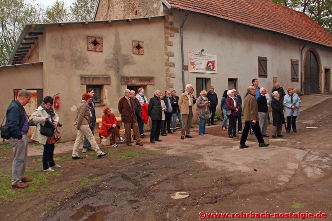 Aufmerksame Besucher beim Besichtigungstermin am 2. Mai 2015