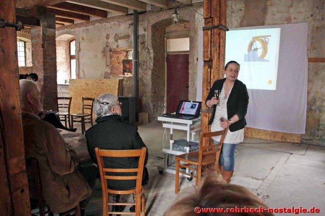 Frau Dr. Telus erläutert bei der Besichtigung die Geschichte der Mühle
