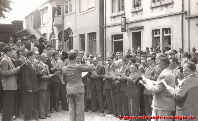 1955 Der Männerchor am Kriegerdenkmal in der Bahnhofstraße (Hohl)