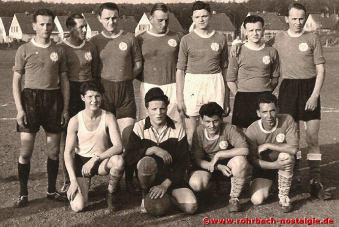 1958 Die Fußballmannschaft des Männerchores vor einem Spiel gegen den Kirchenchor St. Johannes. Auf dem Foto stehend von links: Unbekannt, Rudolf Staut, Karl Morgenthal, Gerhard Huy, Helmut Staut, Walter Mack, Stefan Sesar. Knieend von links: Friedhelm Hermann, Ewald Jung, Gerhard Weiland II, Gerhard Weiland I