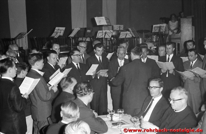 1964 Der Chor bringt Pfarrer Leo Köller anlässlich seines Silbernen Priesterjubiläums ein Ständchen