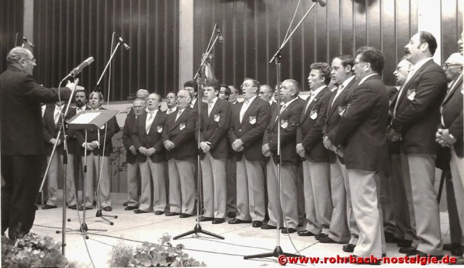 1986 Chor beim Weinfest in der Rohrbachhalle mit Dirigent Heinrich Mayer