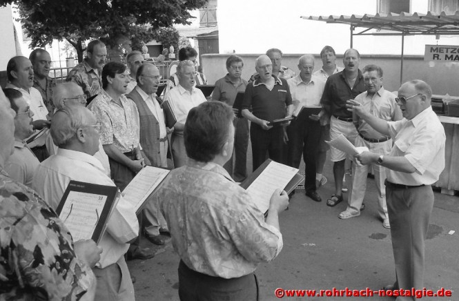 1993 Der Chor feiert ein Sommerfest. Es dirigiert der Vize-Dirigent Walter Mack