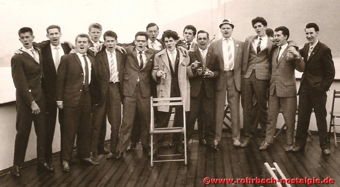 Um 1961 Feuchtfröhliche Rheinfahrt Auf dem Foto von links: Hans Engelmann, Peter Josef Staut, Günter Weiland, Rudolf Staut, Ottmar Degel, Wilhelm Wagner, Arnold Kaiser, Friedhelm Emrich, Werner Hardeck, Dieter Fickinger, Helmut Staut, Kurt Jung, Gerd Jung, Hans Dieter Mungai