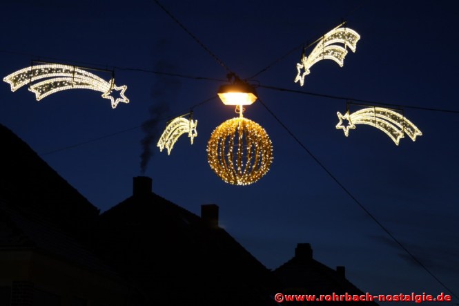 Weihnachtsbeleuchtung in der Dorfmitte (Foto: Walter Gehring)