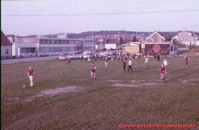 1984 Zahlreiche Beobachter des Fußballspiels vor der Toten Hose